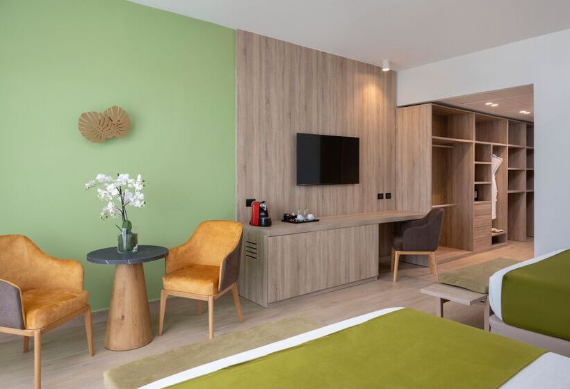 سوییت جونیور با چشم‌انداز استخر, Serenade All Suites - Adults Only Resort