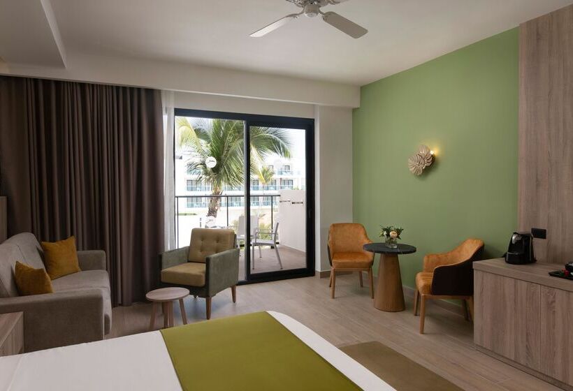 سوییت جونیور با چشم‌انداز استخر, Serenade All Suites - Adults Only Resort