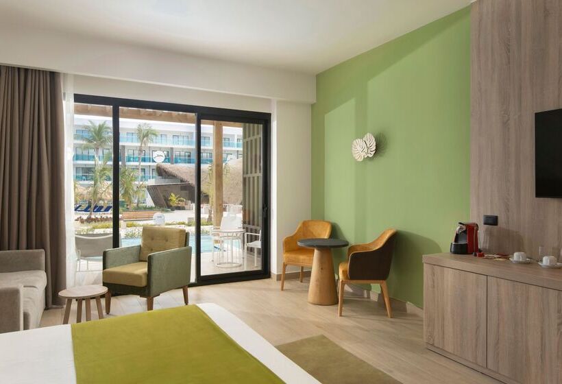 سوییت جونیور با چشم‌انداز استخر, Serenade All Suites - Adults Only Resort