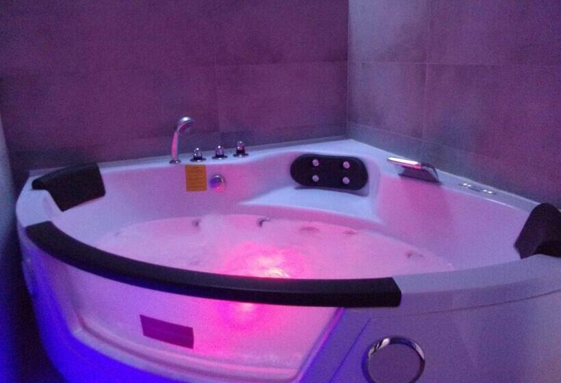 سوئیت با وان آب گرم, Le Bourget   Suite Romantique