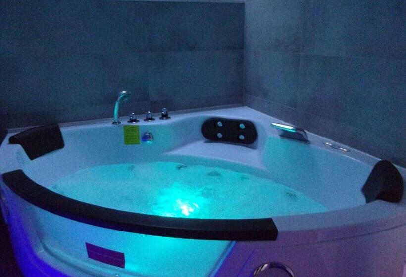 سوئیت با وان آب گرم, Le Bourget   Suite Romantique