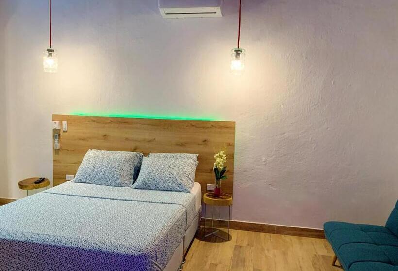سوییت لوکس, Comunidad Calle 13 Hotel Boutique