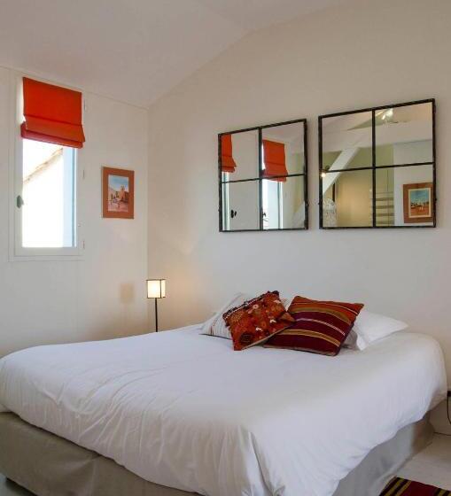 اتاق استاندارد با چشم‌انداز استخر, La Ferrade Chambres D Hôtes B&b