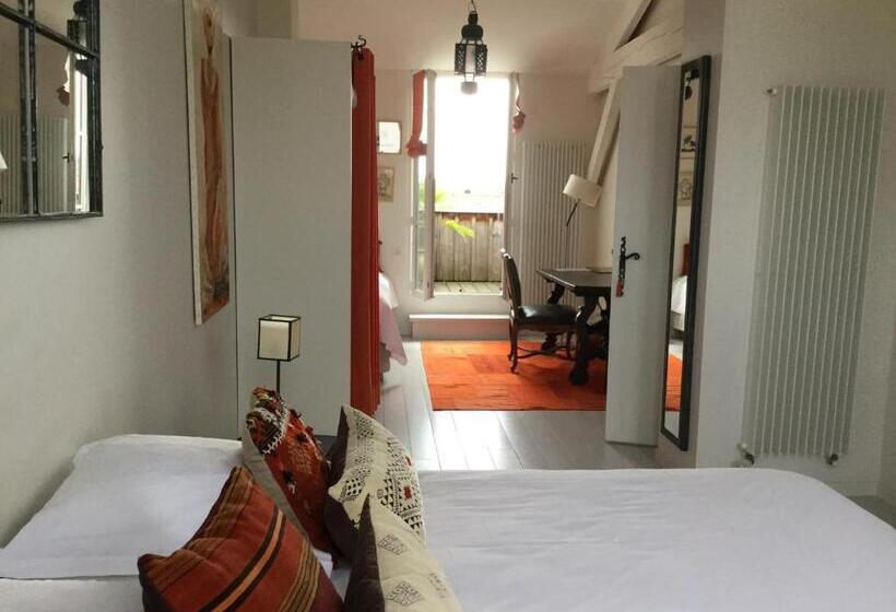 اتاق استاندارد با چشم‌انداز استخر, La Ferrade Chambres D Hôtes B&b