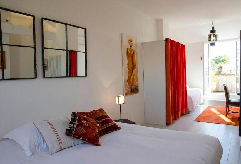 اتاق استاندارد با چشم‌انداز استخر, La Ferrade Chambres D Hôtes B&b