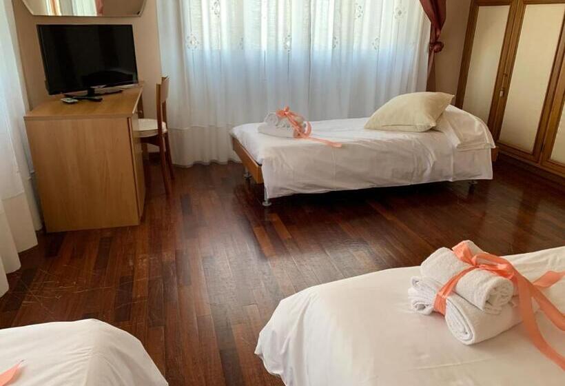 اتاق استاندارد چهار تخته, Al Borgo