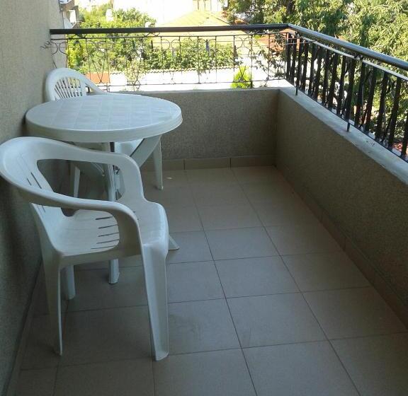 اتاق استاندارد سه نفره, Chrystal Guest House