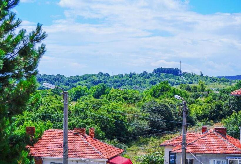 اتاق استاندارد سه نفره, Chrystal Guest House