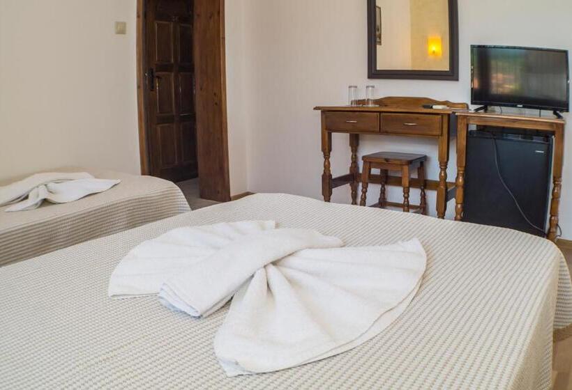 اتاق استاندارد سه نفره, Chrystal Guest House
