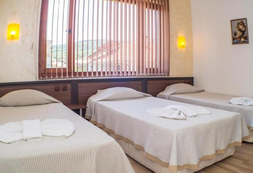 اتاق استاندارد سه نفره, Chrystal Guest House