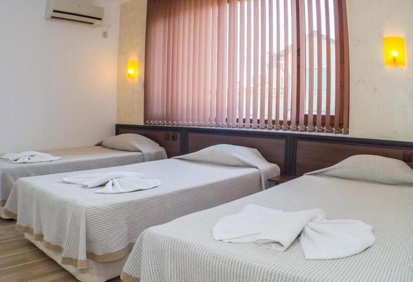 اتاق استاندارد سه نفره, Chrystal Guest House