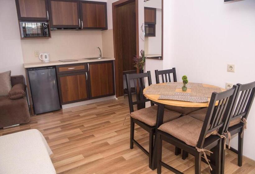 استودیوی استاندارد, Chrystal Guest House