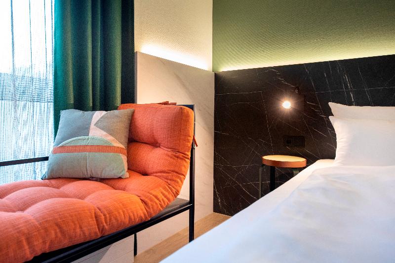 اتاق لوکس, Aqueen Hotel Paya Lebar