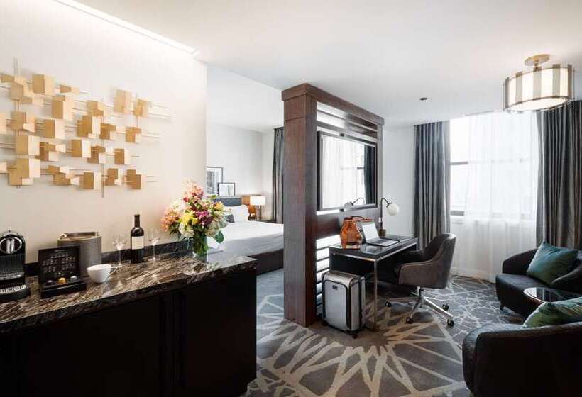 استودیو استاندارد با تخت کینگ, Londonhouse Chicago Curio Collection By Hilton