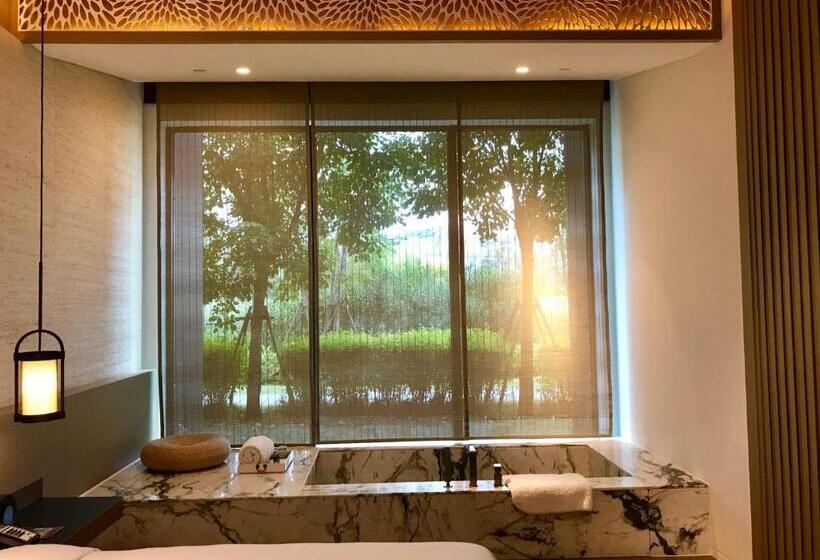 Superior suite with garden view, Pullman Kaifeng Jianye