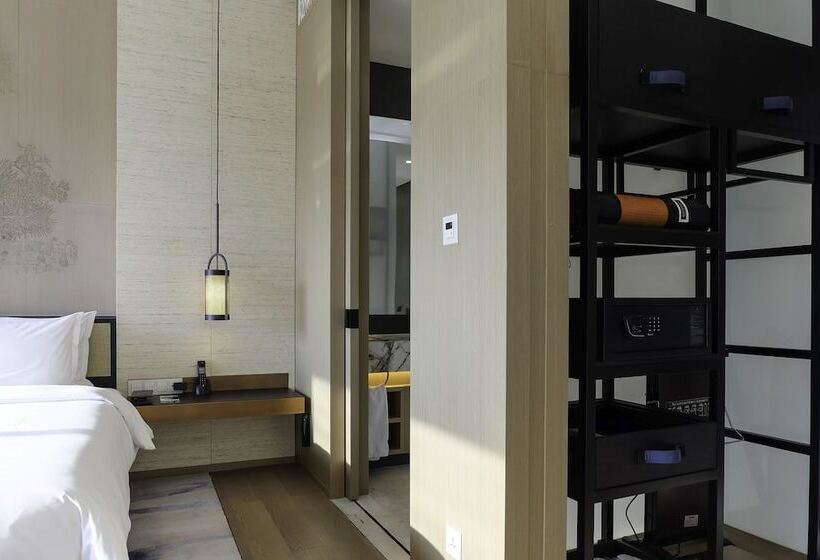 Superior suite with garden view, Pullman Kaifeng Jianye