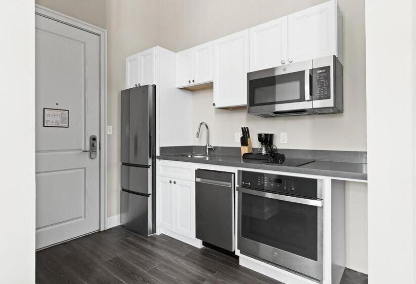 سوییت جونیور با بالکن, Bywater Suite