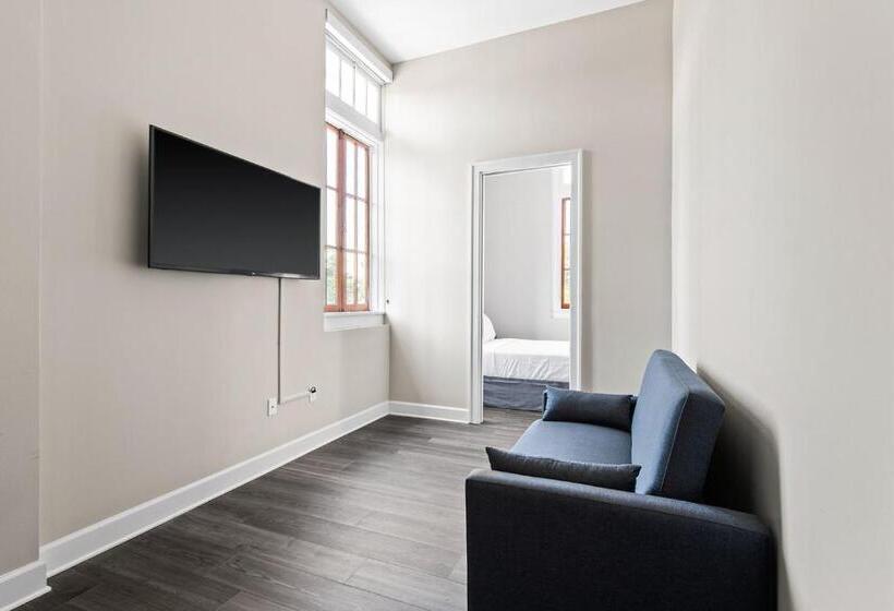 سوییت جونیور با بالکن, Bywater Suite