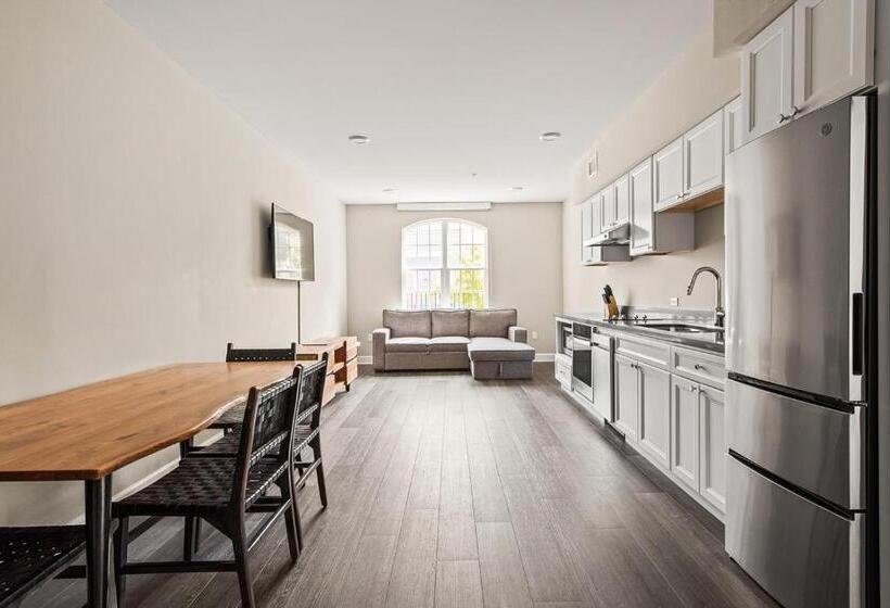 استودیوی استاندارد, Bywater Suite