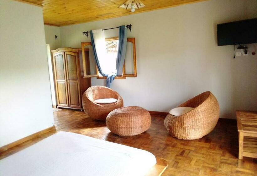 اتاق استاندارد با چشم‌انداز استخر, Andasibe Sifaka Lodge