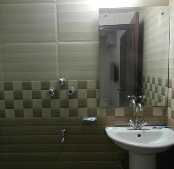 اتاق لوکس با تخت بزرگ, Royal Living Hotel & Suites