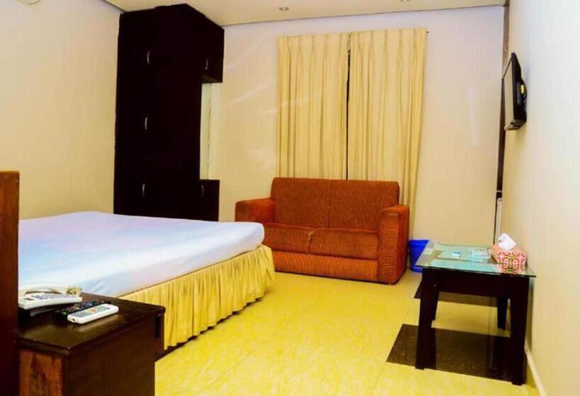 اتاق لوکس با تخت بزرگ, Royal Living Hotel & Suites