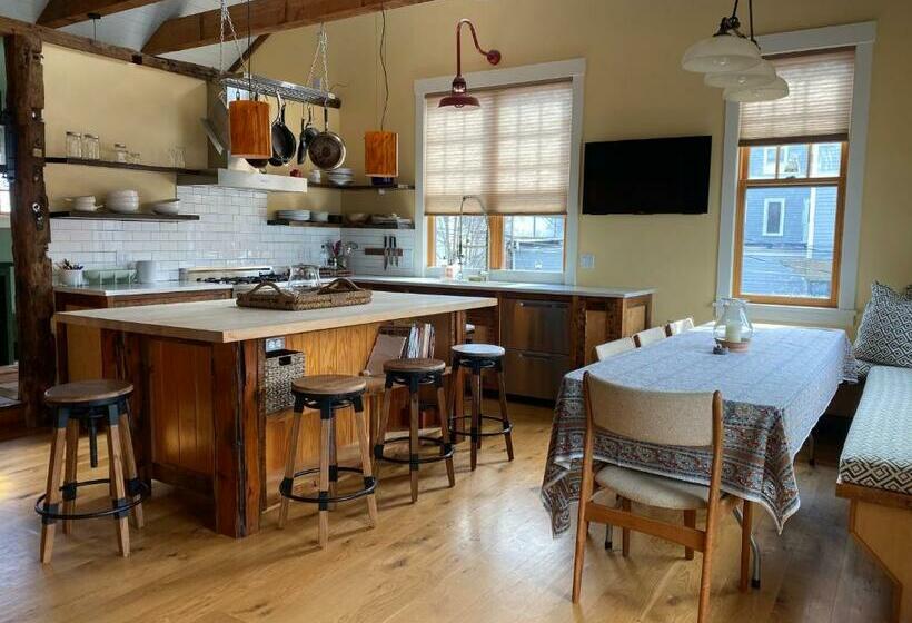 آپارتمان 1 خوابه با بالکن, Magical Post And Beam Loft Downtown Newport!