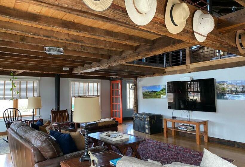 آپارتمان 1 خوابه با بالکن, Magical Post And Beam Loft Downtown Newport!