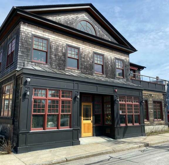 آپارتمان 1 خوابه با بالکن, Magical Post And Beam Loft Downtown Newport!