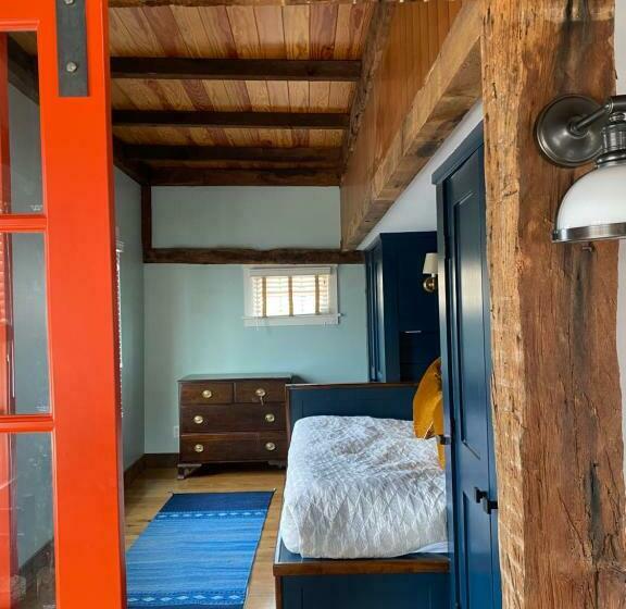 آپارتمان 1 خوابه با بالکن, Magical Post And Beam Loft Downtown Newport!