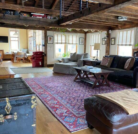 آپارتمان 1 خوابه با بالکن, Magical Post And Beam Loft Downtown Newport!