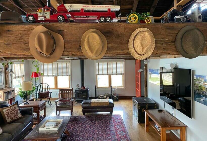 آپارتمان 1 خوابه با بالکن, Magical Post And Beam Loft Downtown Newport!