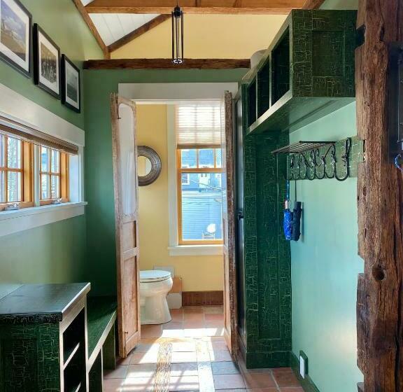 آپارتمان 1 خوابه با بالکن, Magical Post And Beam Loft Downtown Newport!