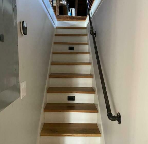 آپارتمان 1 خوابه با بالکن, Magical Post And Beam Loft Downtown Newport!