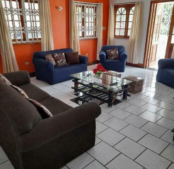 اتاق استاندارد با سرویس بهداشتی مشترک, Melrose Place