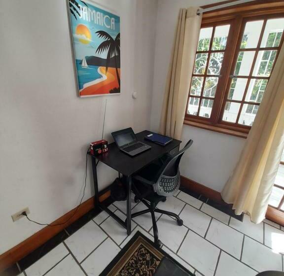 اتاق استاندارد با سرویس بهداشتی مشترک, Melrose Place