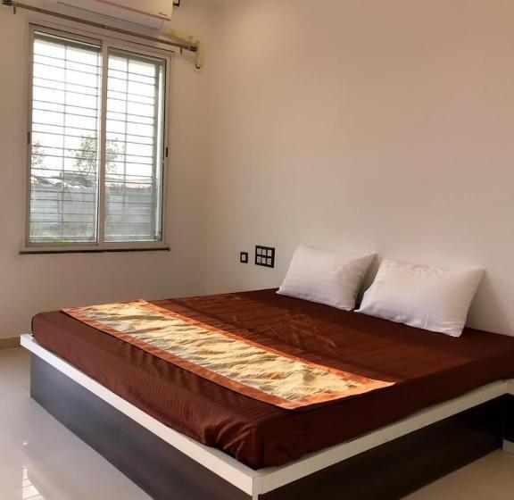 اتاق لوکس با تخت بزرگ, Strawberry Resort