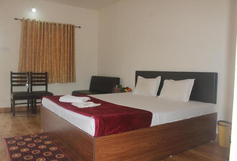 اتاق لوکس با تخت بزرگ, Strawberry Resort