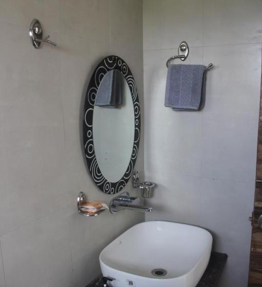 اتاق لوکس با تخت بزرگ, Strawberry Resort