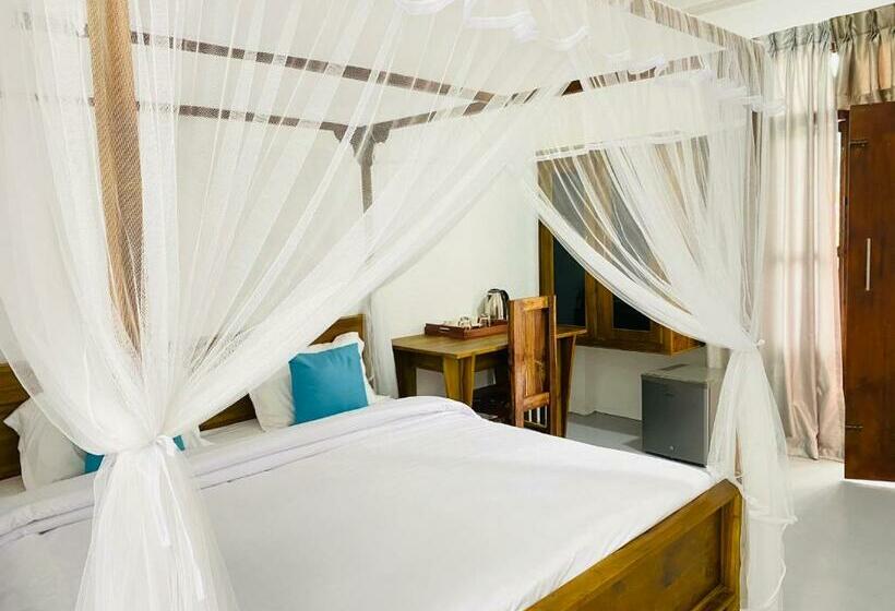 اتاق لوکس با بالکن, Rams Resort