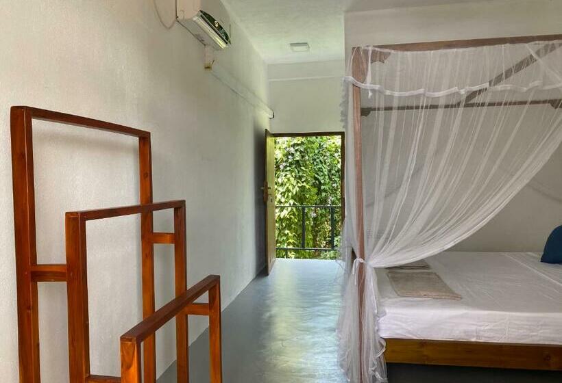 اتاق لوکس با بالکن, Rams Resort