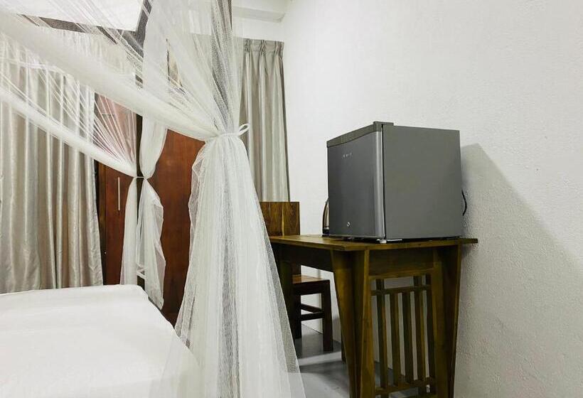 اتاق لوکس با بالکن, Rams Resort