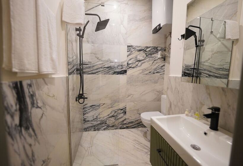 سوییت خانوادگی, Monev Suites