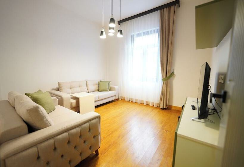 سوییت خانوادگی, Monev Suites