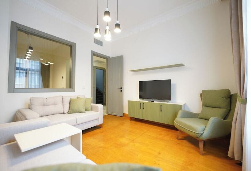 سوییت خانوادگی, Monev Suites