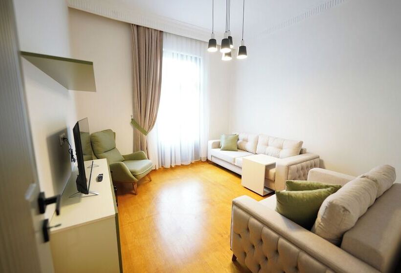 سوییت خانوادگی, Monev Suites