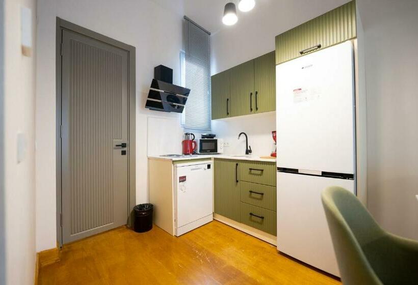 استودیوی استاندارد, Monev Suites