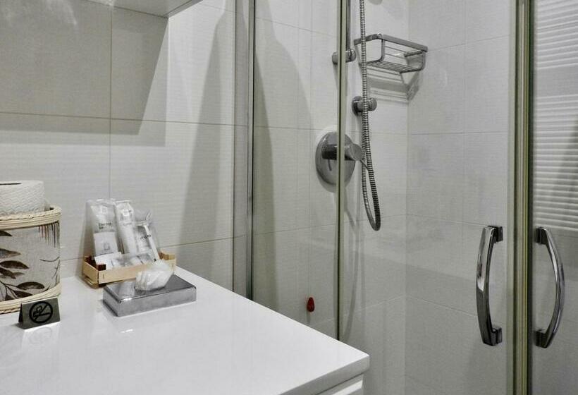 اتاق استاندارد یک نفره, Sole Tra I Pini   Foresteria Lombarda