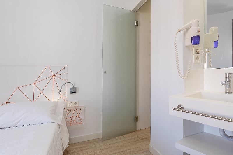 اتاق استاندارد سه نفره, AMC Granada