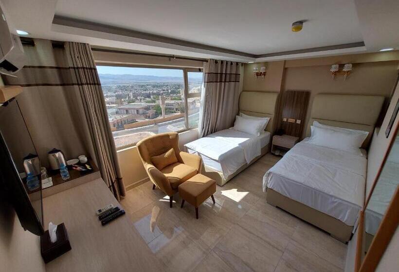 اتاق لوکس با چشم‌انداز دریا, Jordan Seasons